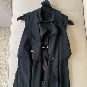 Black sleeves trench. Snap buttons.